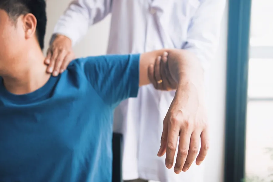 shoulder-physical-examination-orthopaedic-consultation