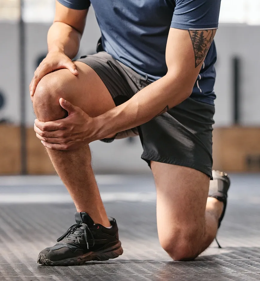 Person experiencing knee pain during training, highlighting a common sports knee injury requiring orthopaedic assessment.